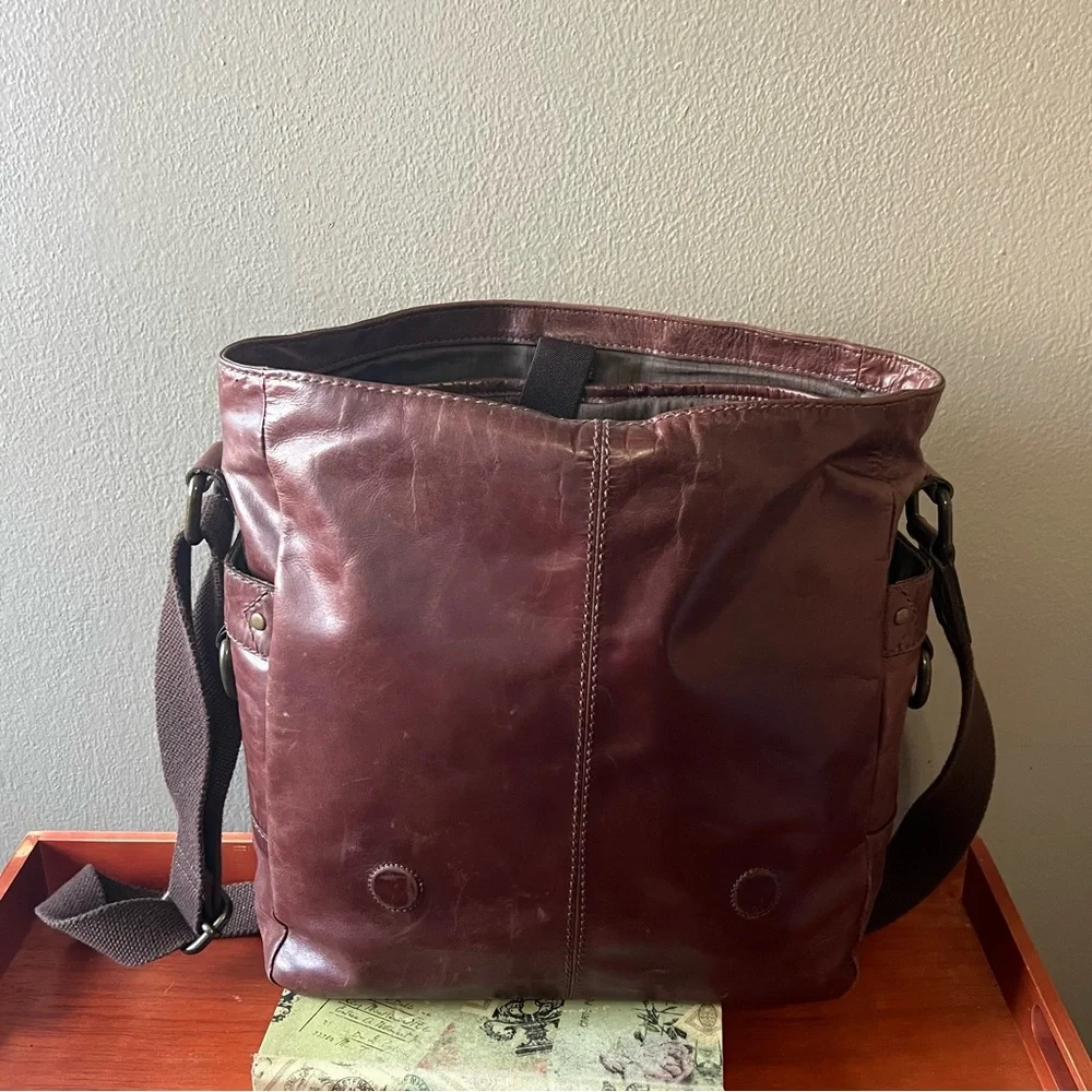 Fossil Distressed Brown Leather Messenger/Laptop Crossbody Bag Great Condition